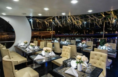 Boat Dinner Dubai - live entertainment
